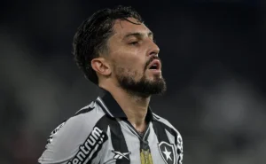 Alex Telles prevê jogo difícil entre Botafogo e Grêmio pelo Brasileirão.