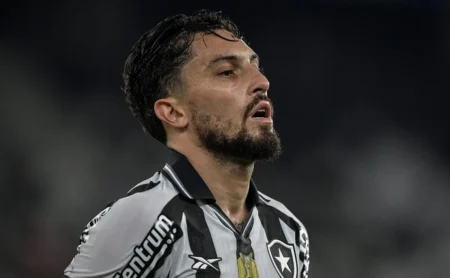 Alex Telles prevê jogo difícil entre Botafogo e Grêmio pelo Brasileirão.