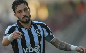 Alex Telles cobra mudança de postura após sexta derrota consecutiva