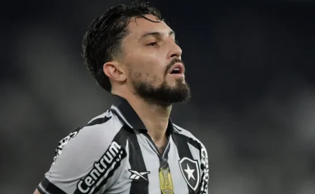 Alex Telles, do Botafogo, prevê desafio contra o Grêmio na Arena: “Temos um jogo difícil”