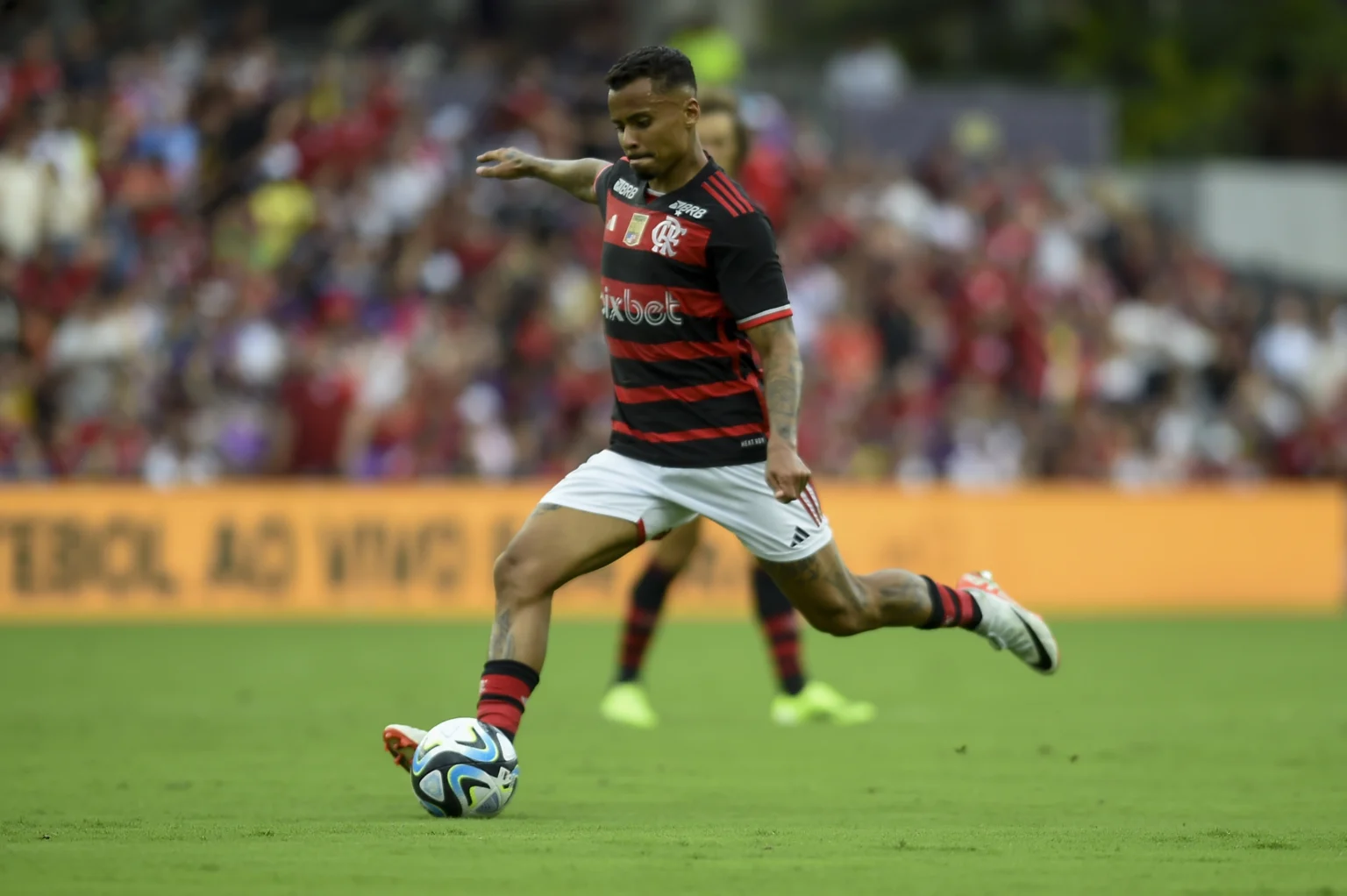 Allan no Vasco: Clubes mantêm contato para possível transferência do volante do Flamengo