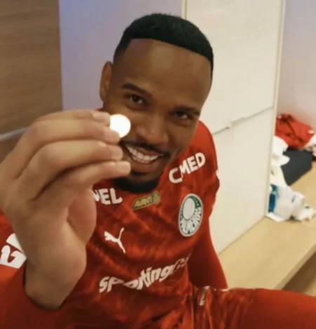 Amuleto: Carlos Miguel encontra moeda no gramado e comemora vitória do Palmeiras