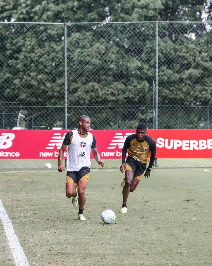 André Silva se aproxima do retorno ao São Paulo e treina com o elenco