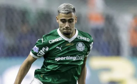 Andreas Pereira quebra recorde de pênalti, Depay tropeça e Corinthians perde clássico em casa