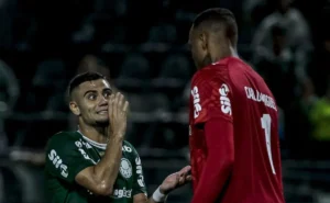 Andreas Pereira é flagrado em lance polêmico com Memphis Depay em pênalti de Corinthians x Palmeiras