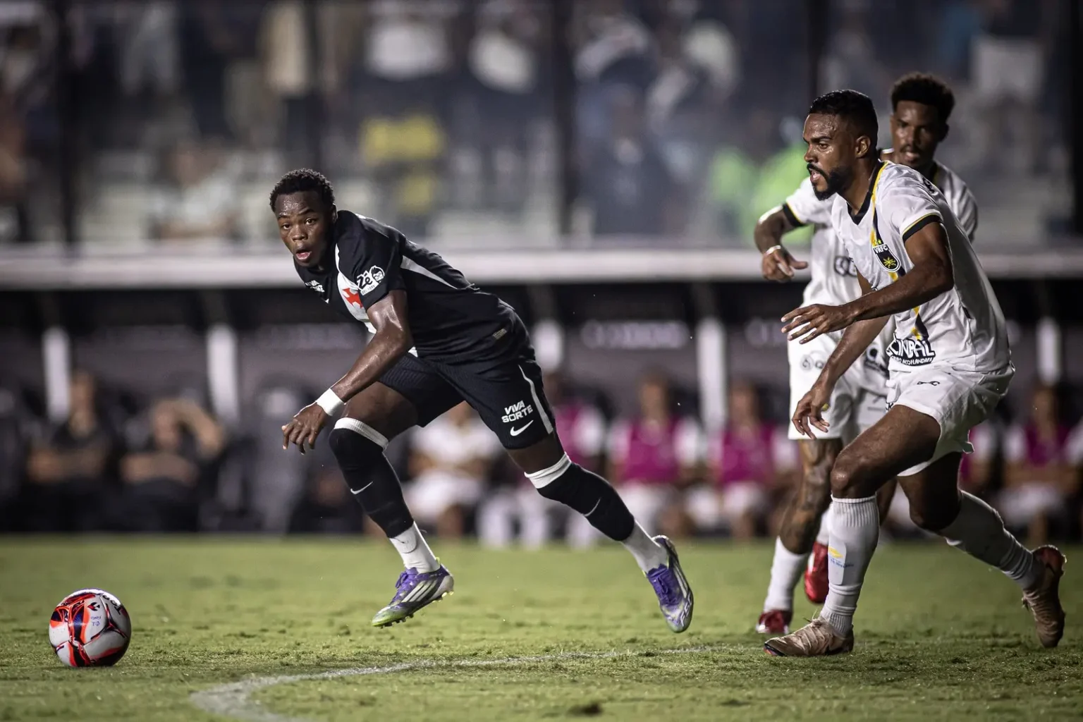Andrés Gómez: titular absoluto do Vasco em 2026