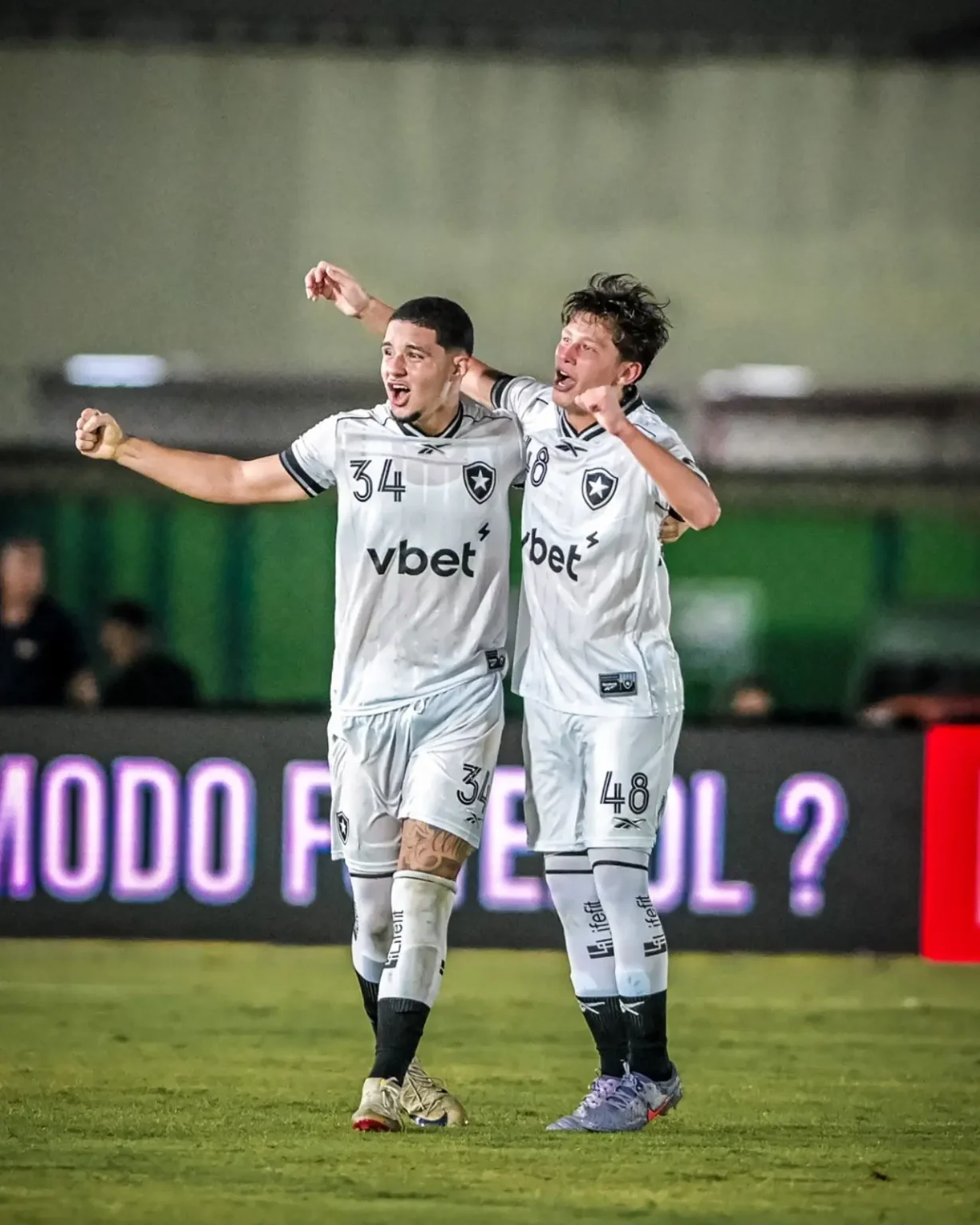 Anselmi avalia opções em testes antes da decisão do Botafogo sobre a Libertadores