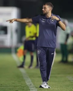 Anselmi exalta jovens do Botafogo após fim do jejum de vitórias: "Nos mostraram o caminho para vencer"