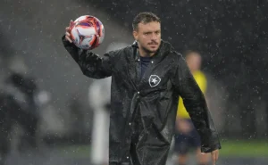 Anselmi preserva jogadores em Vasco x Botafogo, mesmo com derrota no Carioca