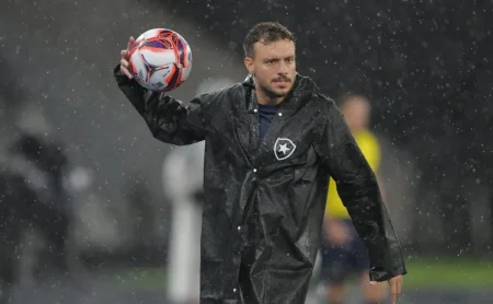 Anselmi preserva jogadores em Vasco x Botafogo, mesmo com derrota no Carioca