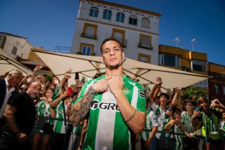 Antony comemora um ano no Betis e destaca evolução: "Precisei amadurecer meu jogo"