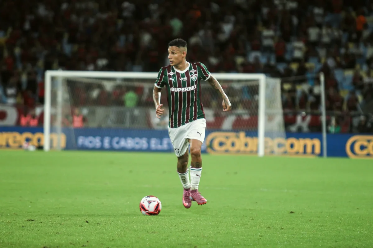 Arana, do Fluminense, sofre entorse no tornozelo e fará exames. Arana, do Fluminense, sofre entorse no tornozelo e fará exames.