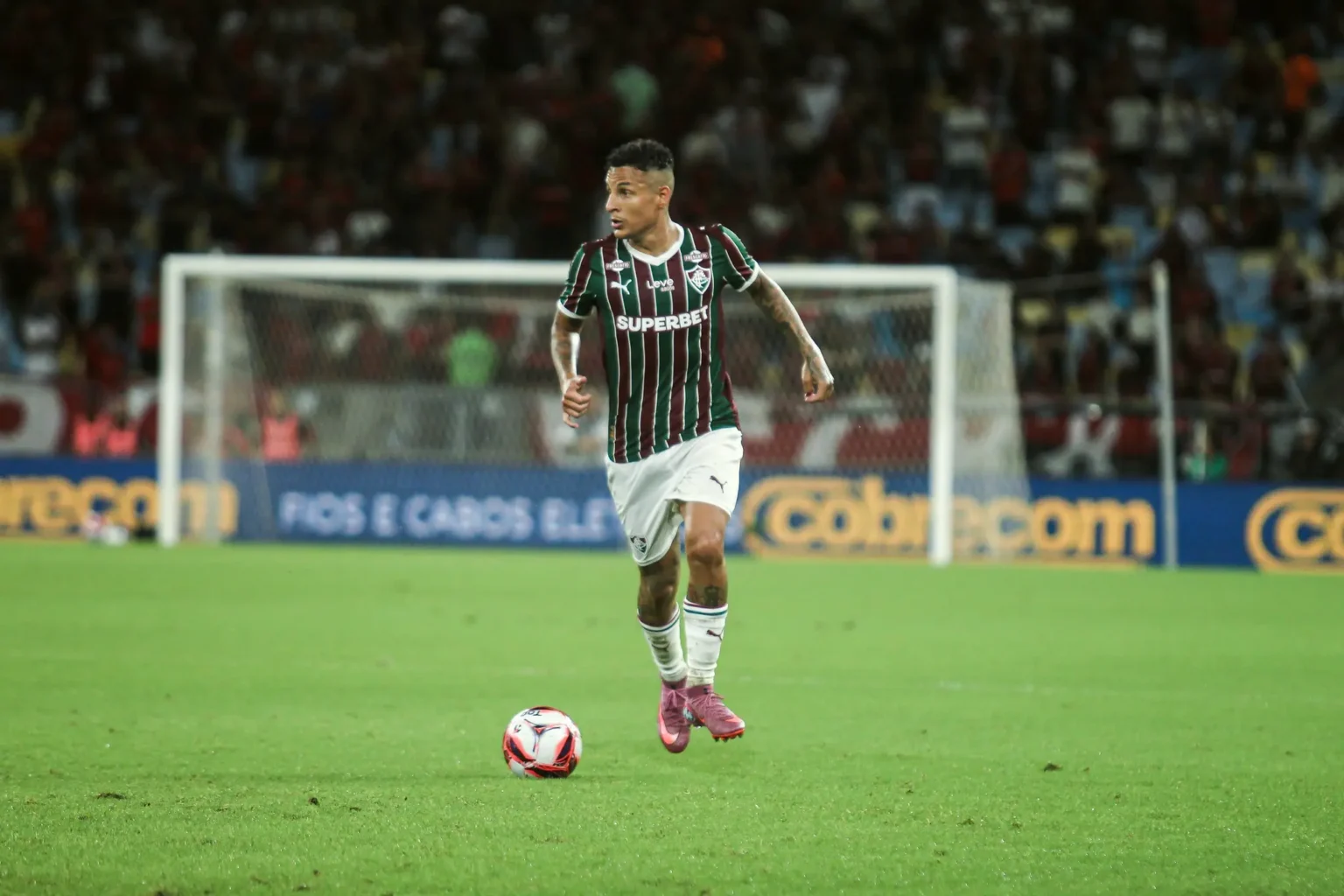 Arana, do Fluminense, sofre entorse no tornozelo e fará exames. Arana, do Fluminense, sofre entorse no tornozelo e fará exames.