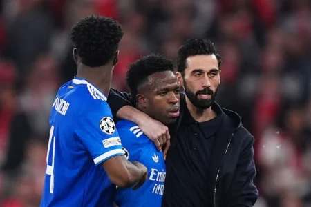 Arbeloa afirma que Real Madrid deixaria o campo após racismo: Vini decidiu seguir em campo Arbeloa afirma que Real Madrid deixaria o campo após racismo: "Vini decidiu seguir em campo"