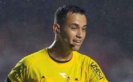 Arbitragem de São Paulo x Primavera detalha expulsão em súmula: “atingir de forma temerária”