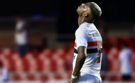 Arboleda continua no Equador e sem data para voltar ao São Paulo Arboleda continua no Equador e sem data para voltar ao São Paulo