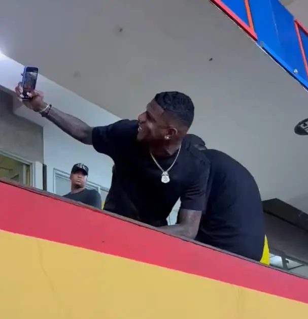 Arboleda, do São Paulo, acompanha amistoso de Messi no Equador em camarote