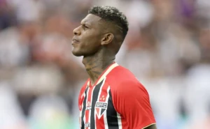 Arboleda encerra resolução de questões pessoais no Equador e se junta ao elenco