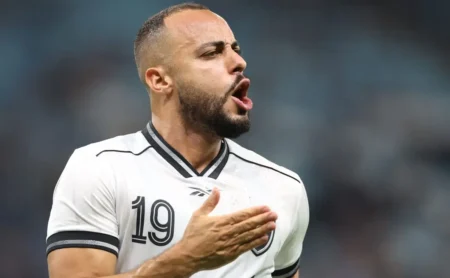 Arthur Cabral recebe sondagens do exterior, mas Botafogo não planeja liberá-lo nesta janela