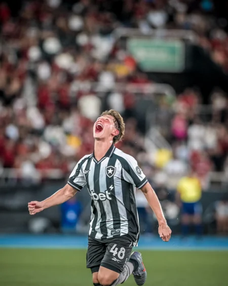 Arthur Novaes se destaca no Botafogo, conquista elenco e ganha apelido de "Montorito"