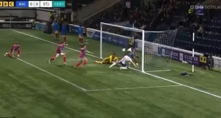 Atacante acerta travessão e, no rebote, impede gol de companheiro na Escócia; veja Atacante acerta travessão e, no rebote, impede gol de companheiro na Escócia; veja