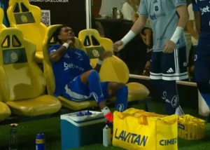 Atacante do Cruzeiro sofre forte entrada, tem lesão suspeita e deixa o campo chorando; veja o lance