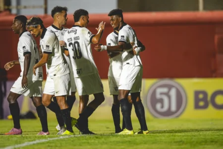 Atlético-MG reage após semana turbulenta e avança à semifinal com mudança tática