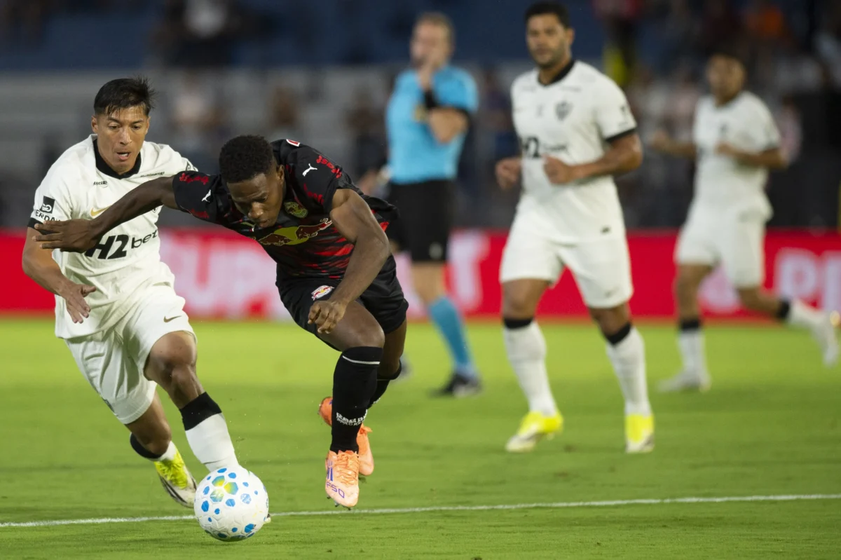 Atlético-MG acende alerta para reforçar defesa em início de temporada