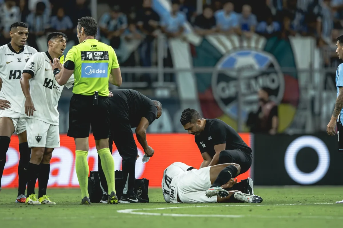 Atlético-MG: Expulsão, derrota e a necessidade de reação com novo treinador Atlético-MG: Expulsão, derrota e a necessidade de reação com novo treinador