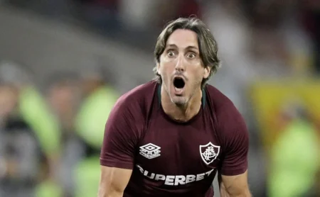 Auxiliar do Fluminense critica arbitragem e lamenta expulsão de Zubeldía: “Critério injusto”