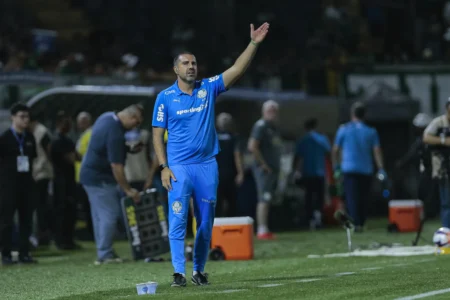 Auxiliar do Palmeiras detalha escalação e pede desculpas por declaração polêmica: "Fui repreendido pelo técnico"