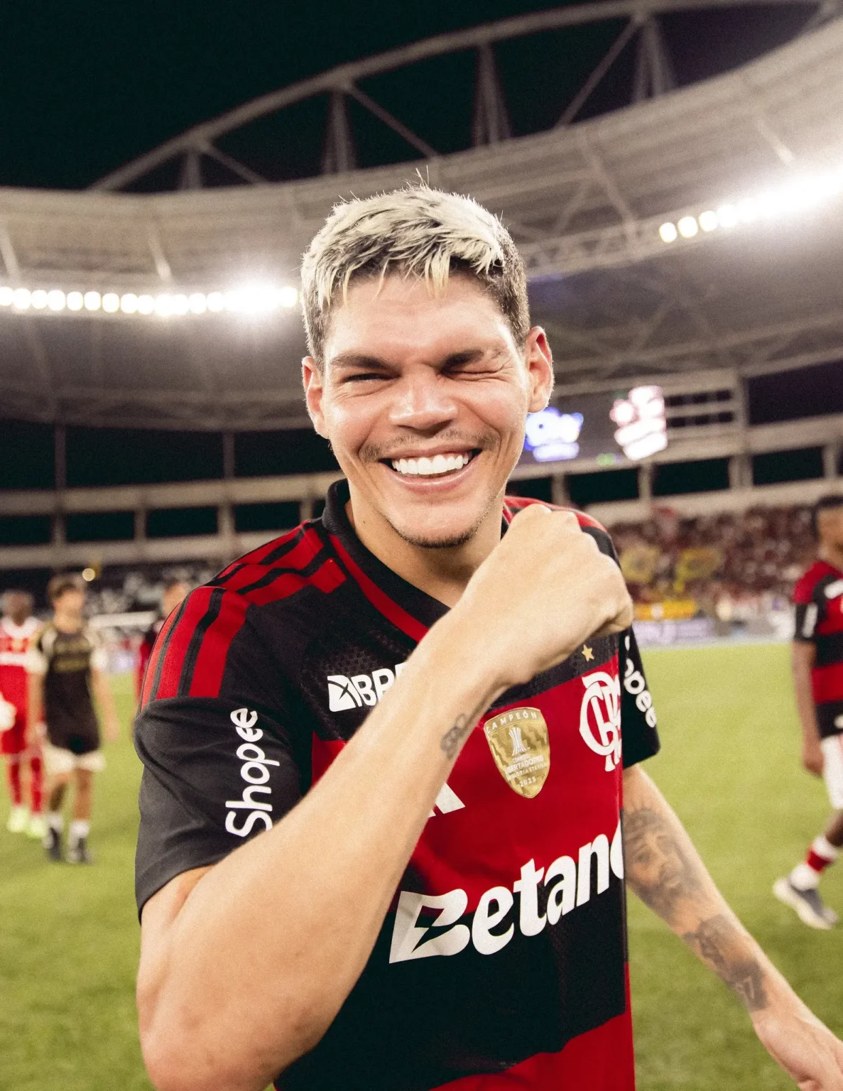 Ayrton Lucas se destaca em clássico e cumpre expectativa de Filipe Luís no Flamengo