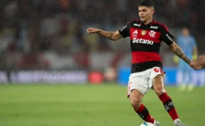 Ayrton Lucas desativa redes sociais após falha em jogo do Flamengo e críticas de torcedores
