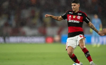 Ayrton Lucas desativa redes sociais após falha em jogo do Flamengo e críticas de torcedores