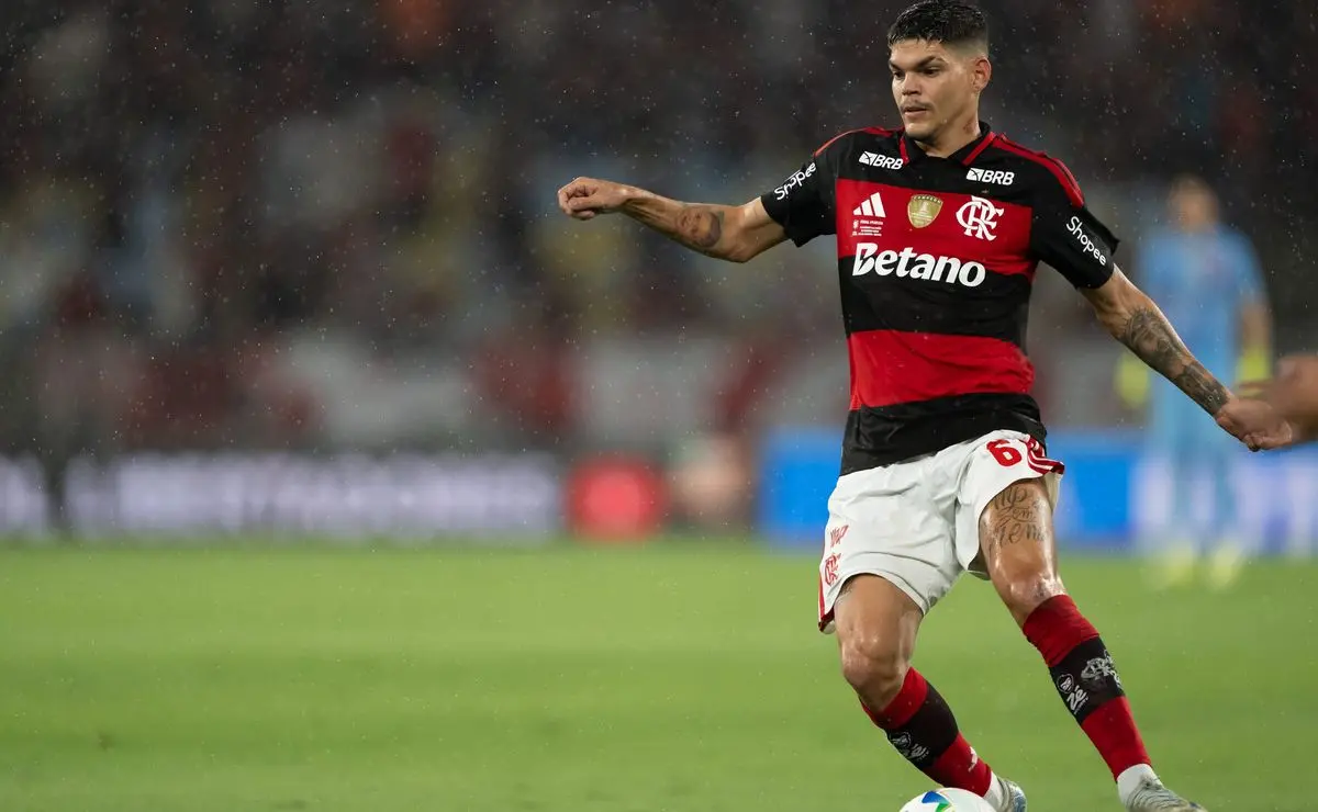 Ayrton Lucas desativa redes sociais após falha em jogo do Flamengo e críticas de torcedores Ayrton Lucas desativa redes sociais após falha em jogo do Flamengo e críticas de torcedores