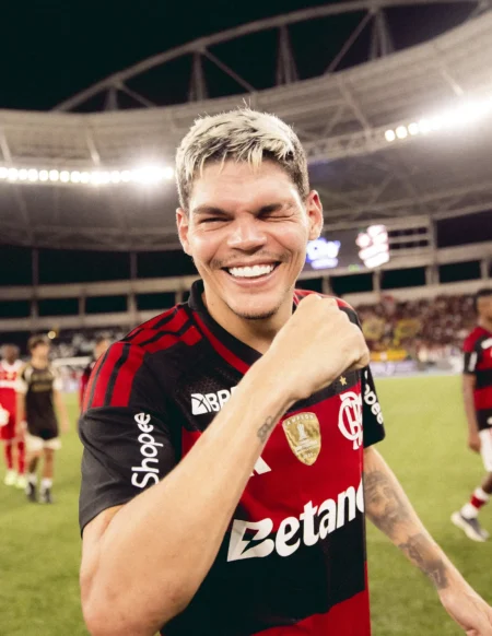 Ayrton Lucas se destaca em clássico e cumpre expectativa de Filipe Luís no Flamengo