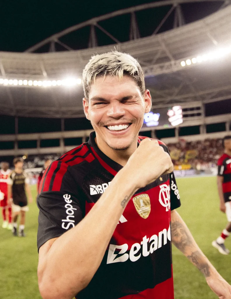 Ayrton Lucas se destaca em clássico e cumpre expectativa de Filipe Luís no Flamengo