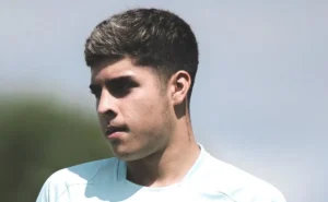 Baptistella, ex-Cruzeiro, estreia com gol e viraliza no Metalist-UCR