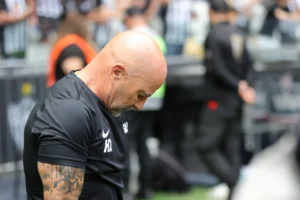 Bastidores: Tensão entre Sampaoli e Atlético-MG envolve reforços e ambiente conturbado no elenco