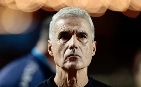 Bastidores de Luís Castro e apoio dos jogadores ao técnico do Grêmio são revelados