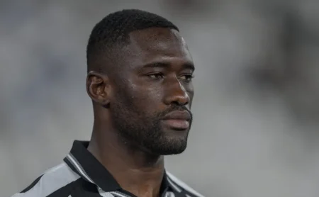 Bastos retorna aos gramados após 1 ano e agrada Martín Anselmi no Botafogo Bastos retorna aos gramados após 1 ano e agrada Martín Anselmi no Botafogo