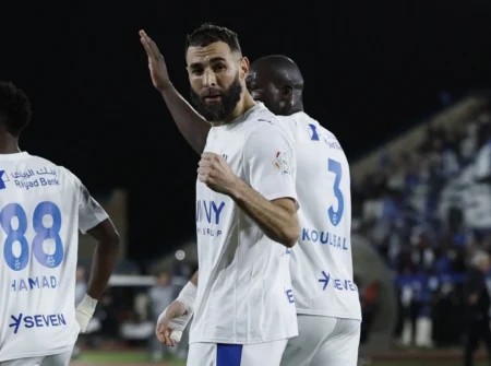 Benzema brilha em estreia pelo Al-Hilal com hat-trick no Campeonato Saudita