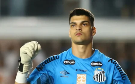 Besiktas oferece proposta milionária por Gabriel Brazão, mas Santos não libera o goleiro
