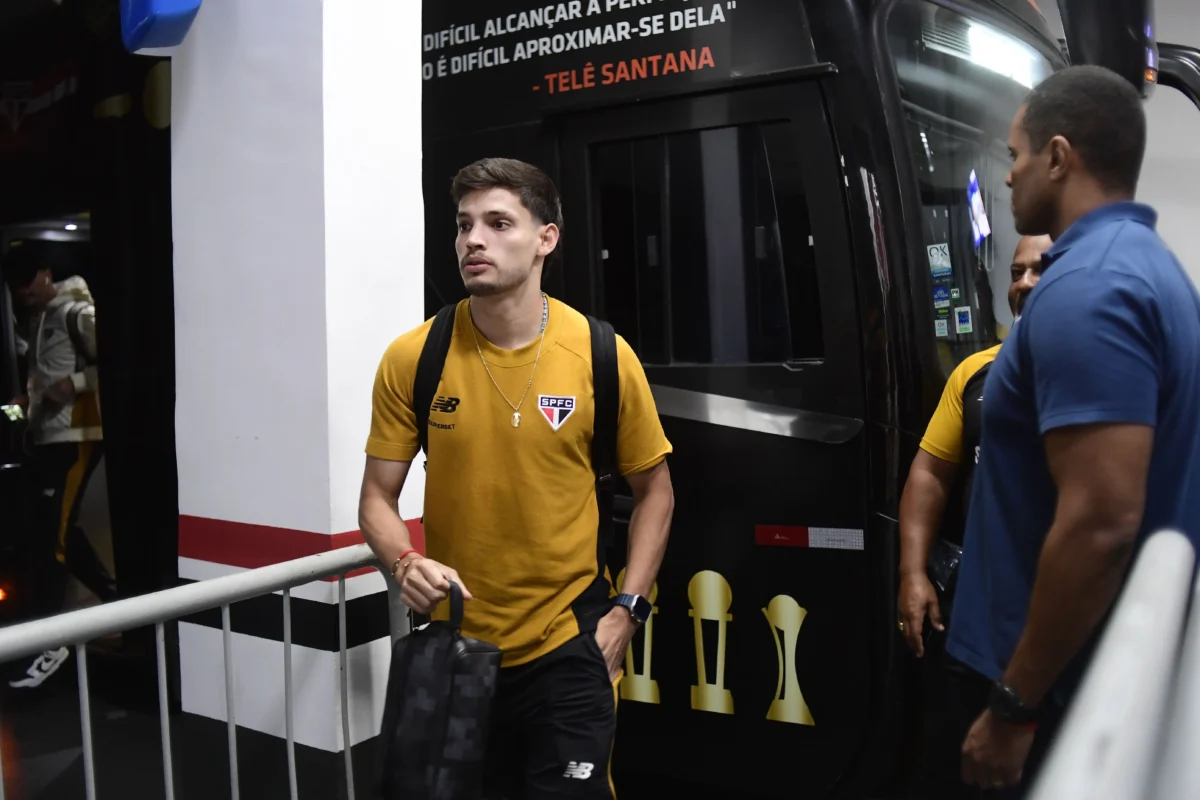 Bobadilla com trauma na coxa desfalca treino do São Paulo; confira a reapresentação