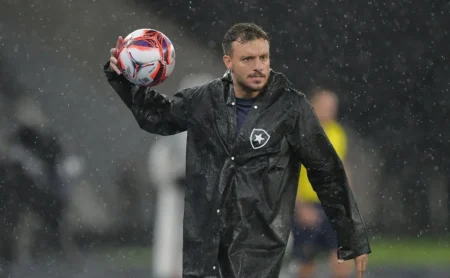 Botafogo agiliza reforços após fim do transfer ban