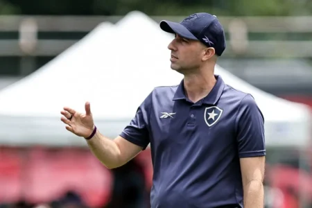 Botafogo aprimora entrosamento entre Bellão e Anselmi em treinos na Bolívia; veja os detalhes Botafogo aprimora entrosamento entre Bellão e Anselmi em treinos na Bolívia; veja os detalhes