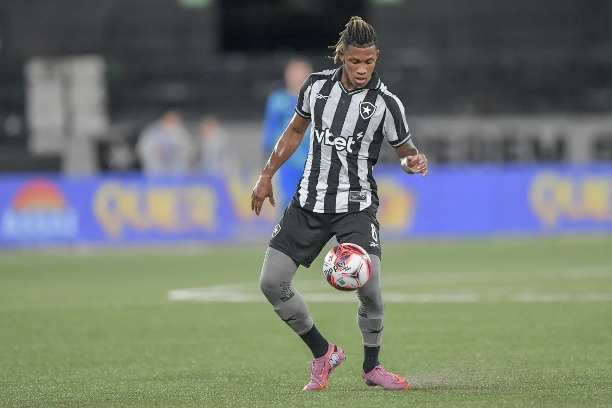 Botafogo comunica ao Palmeiras que não negociará Danilo