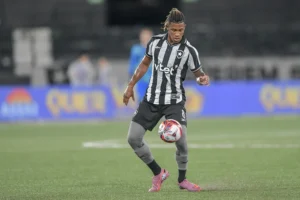 Botafogo comunica ao Palmeiras que não negociará Danilo