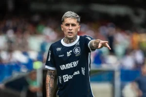 Botafogo define venda de Diego Hernández ao Remo e aguarda finalização.