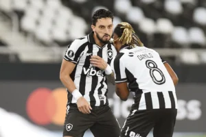 Botafogo desperdiça chances de golear e sofre para avançar na pré-Libertadores